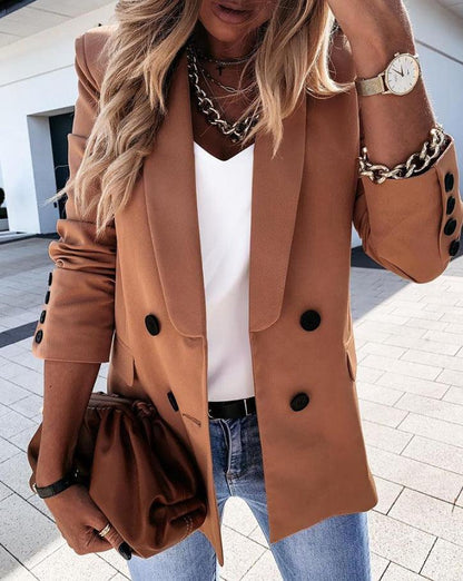 Chic buttoned suit for a timeless look 